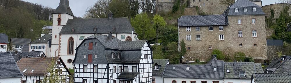 Ahr: Blick auf den Ortskern und Burg Blankenheim - Foto: Stefan Frerichs / RheinWanderer.de