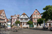 Main: Fachwerkhäuser am Marktplatz in Seligenstadt - Foto: Stefan Frerichs / RheinWanderer.de