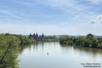 Main: Blick von der Ebertbrücke flussaufwärts auf Schloss Johannisberg und Aschaffenburg - Foto: Stefan Frerichs / RheinWanderer.de