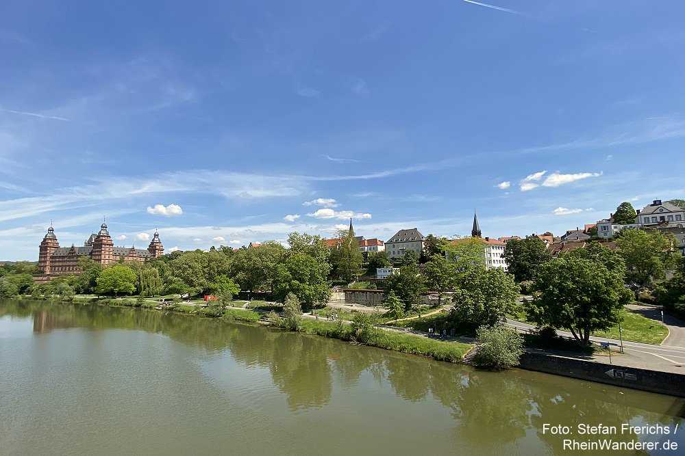 Main: Blick von der Willigisbrücke mainabwärts auf Aschaffenburg - Foto: Stefan Frerichs / RheinWanderer.de