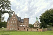 Niederrhein: Schloss Diersfordt und Schlosskirche - Foto: Stefan Frerichs / RheinWanderer.de