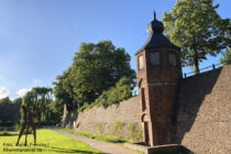 Niederrhein: Stadtmauer mit Wachtturm in Rees - Foto: Stefan Frerichs / RheinWanderer.de
