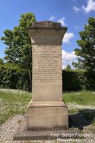 Oberrhein: Ehrensäule von 1832 bei Stadecken zur Erinnerung an den Bau einer Straße - Foto: Stefan Frerichs / RheinWanderer.de