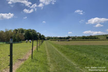 Oberrhein: Wanderweg vor altem Friedhof Hedesheim - Foto: Stefan Frerichs / RheinWanderer.de