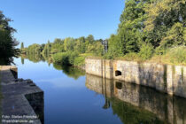 Main: Überreste der Schleuseneinfahrt des Floßhafens in Aschaffenburg - Foto: Stefan Frerichs / RheinWanderer.de