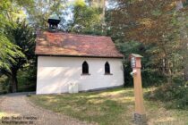 Main: Waldkapelle auf der Pfingstweide und Bildstock - Foto: Stefan Frerichs / RheinWanderer.de