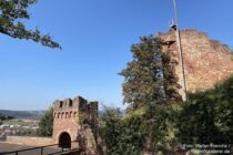 Main: Überreste von Tor und Bergfried der Clingenburg bei Klingenberg - Foto: Stefan Frerichs / RheinWanderer.de