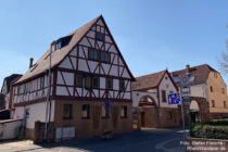 Main: Fachwerkhaus bei Sankt-Peter-Kirche in Großheubach - Foto: Stefan Frerichs / RheinWanderer.de