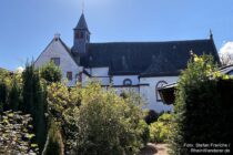 Main: Garten und Sankt-Michael-Kirche von Kloster Engelberg bei Großheubach - Foto Stefan Frerichs / RheinWanderer.de