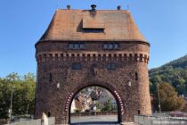 Main: Torhaus der Mainbrücke von Miltenberg - Foto Stefan Frerichs / RheinWanderer.de