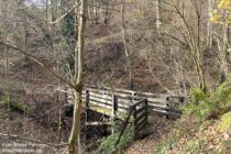 Nahe: Nahe-Felsen-Weg an Brücke im unteren Seitzenbachtal - Foto Stefan Frerichs / RheinWanderer.de