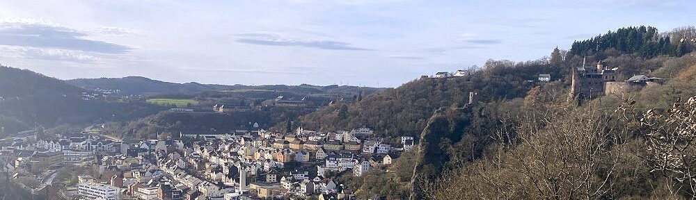 Nahe: Blick vom Götzplatz auf Oberstein, Burgruine Bosselstein und Schloss Oberstein - Foto: Stefan Frerichs / RheinWanderer.de